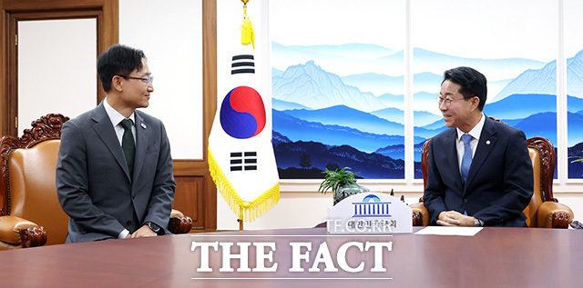 임광현 신임 대통령 비서실장 만나 대화 나누는 조정식 국회의장(오른쪽).