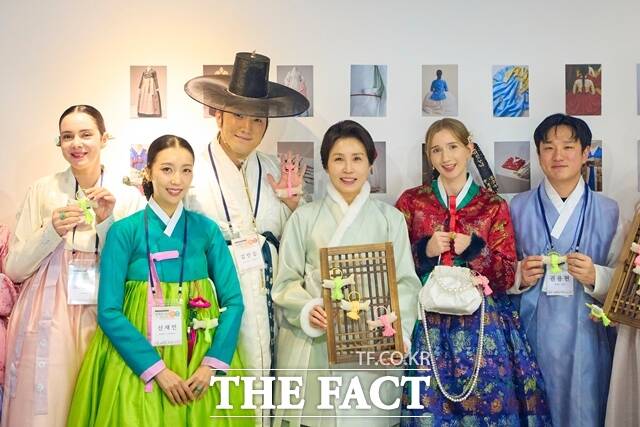 영부인 김혜경 여사는 21일 오후 서울 일대에서 열린 2026 한복문화주간 기념행사 및 부대행사에 참석했다. 김 여사가 2월 6일 서울 중구 정동1928 아트센터에서 열린 2026 설맞이 한복인 신년회에서 기념촬영을 하고 있다. /청와대