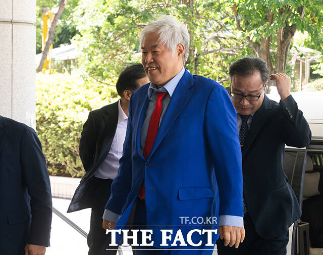 서부지법 폭동 사태 배후로 지목돼 특수건조물침입교사 및 특수공무집행방해교사 등 혐의로 재판을 받고 있는 전광훈 사랑제일교회 목사가 21일 오후 서울 마포구 서울서부지방법원에서 열린 공판에 출석하고 있다. /박헌우 기자