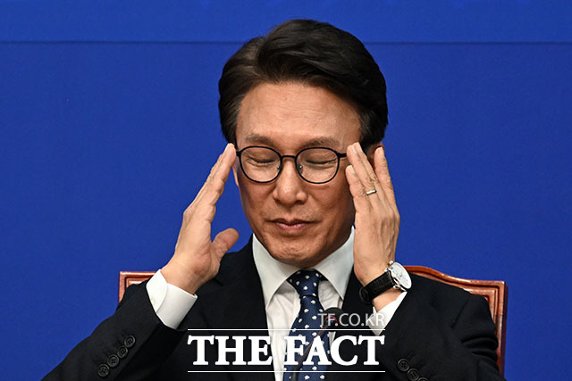 김민석 더불어민주당 대표(가운데)를 비롯한 참석자들이 21일 오후 서울 여의도 국회에서 열린 교육연수원 발대식 및 제1차 회의에 참석해 기념 촬영을 하고 있다. /국회=서예원 기자