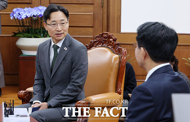 임광현 신임 대통령 비서실장 만나 대화 나누는 조정식 국회의장(오른쪽).