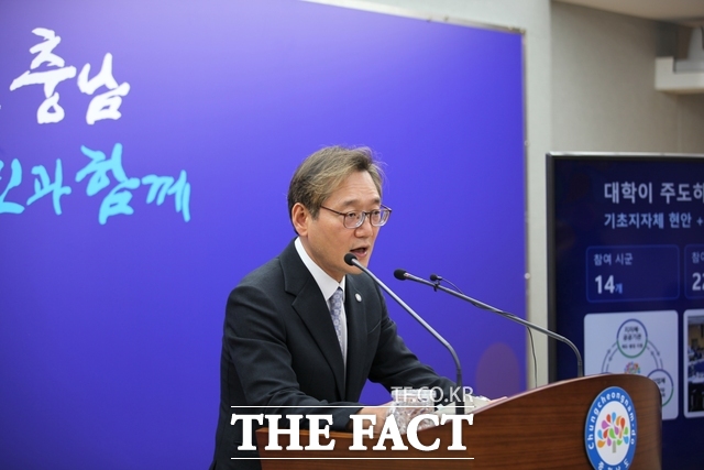 이종익 충남도 청년여성국장이 21일 도청 브리핑룸에서 충남 대학정책 성과와 지역성장 인재양성체계(앵커) 인센티브 활용 계획을 발표하고 있다. /노경완 기자