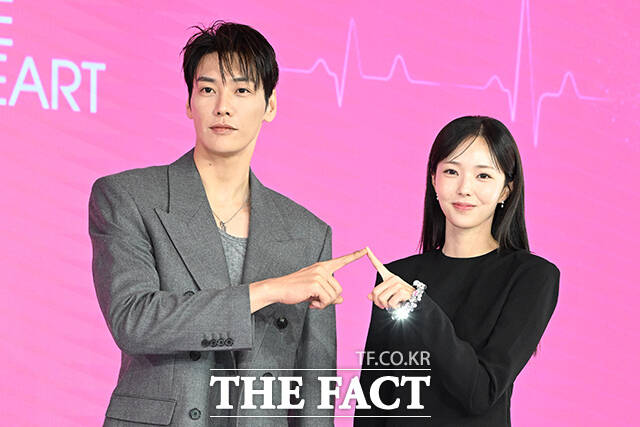 배우 김영광(왼쪽)과 채수빈이 열연한 넷플릭스 오리지널 시리즈 나를 충전해줘가 전 세계 64개국 톱10 리스트에 이름을 올렸다. 사진은 지난 1일 서울 마포구 호텔 나루 서울 엠갤러리에서 열린 나를 충전해줘 제작발표회에 참석한 모습. /김성렬 기자
