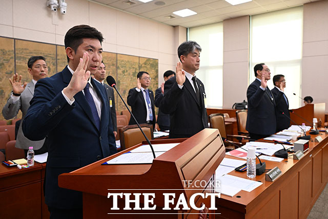 유승민 대한체육회장이 '한복의 날'을 맞아 한복을 입은 이재정 위원장과 인사하고 있다.