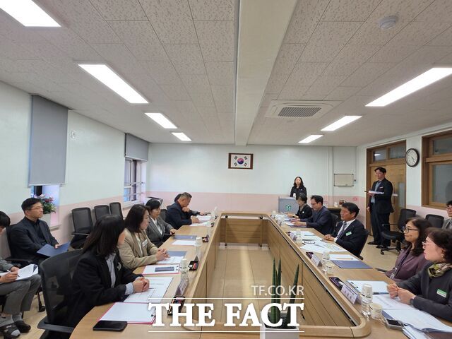 21일 오찬영 대전시교육청 기획국장을 비롯한 관계자들이 대전시의회 교육위원들과 함께 대전문정중학교를 방문해 CCTV 설치·운영 현황을 점검하고 학교 관계자들의 의견을 청취하고 있다. /대전시교육청