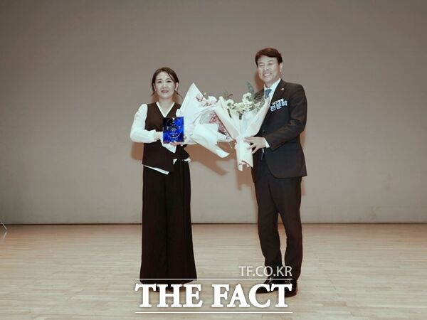 '제26회 대한민국여성미술대전' 시상식 및 전시오픈식이 20일 대전서구문화원에서 열려 대상을 수상한 조은성 작가(사진 왼쪽)와 전문학 서구청장이 기념 촬영을 하고 있다. /대전서구문화원
