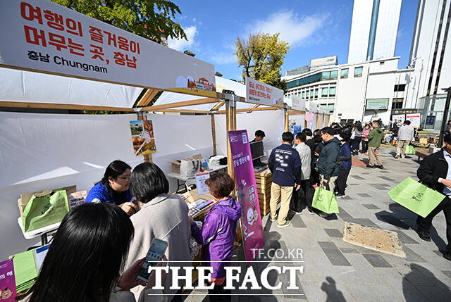'로컬트립 가을소풍'이 21일 오후 서울 중구 지역관광 안테나숍에서 열린 가운데 방문객들이 행사장을 둘러보고 있다. /박헌우 기자