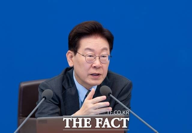 이재명 대통령은 21일 '친일파 글씨 출품' 논란을 빚은 유홍준 국립중앙박물관장의 사직안을 재가했다. 이 대통령이 20일 청와대에서 주재한 제45회 국무회의에서 발언하고 있다. /청와대