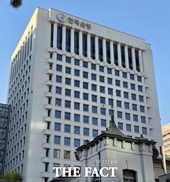 한국은행 금융통화위원회가 기준금리 결정을 하루 앞둔 가운데 시장에서는 현행 연 3.00%로 금리를 동결할 것이란 전망이 나온다. /이선영 기자