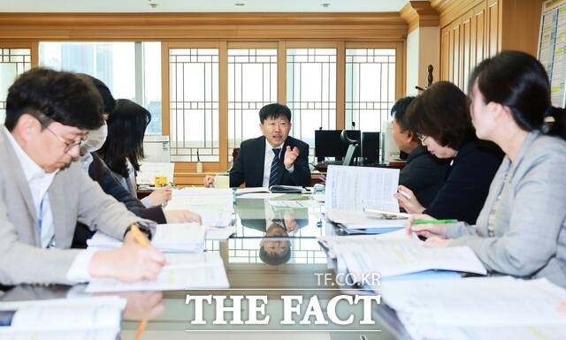 21일 전북도청 경제부지사실에서 고정삼 전북도 경제부지사(가운데)가 2028년 국가예산 1차 신규사업 발굴 보고회를 갖고 있다. /전북도