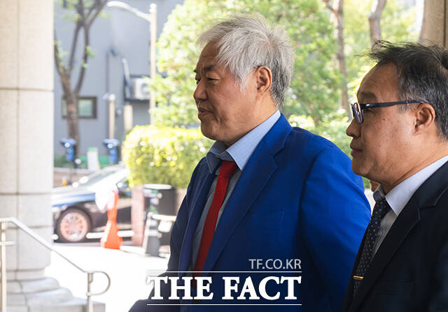 서부지법 폭동 사태 배후로 지목돼 특수건조물침입교사 및 특수공무집행방해교사 등 혐의로 재판을 받고 있는 전광훈 사랑제일교회 목사가 21일 오후 서울 마포구 서울서부지방법원에서 열린 공판에 출석하고 있다. /박헌우 기자