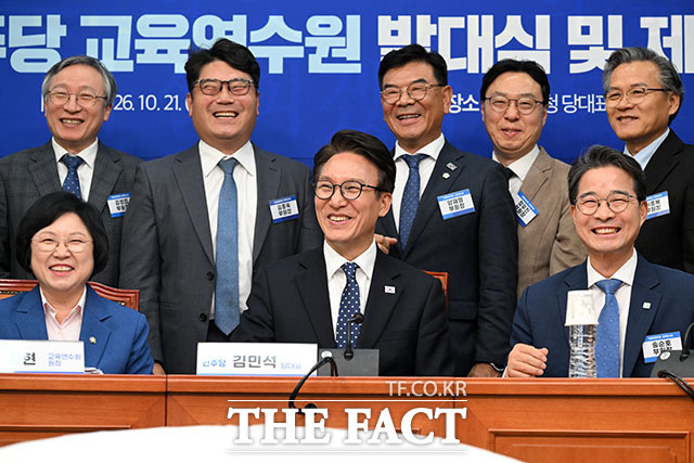 김민석 더불어민주당 대표(가운데)를 비롯한 참석자들이 21일 오후 서울 여의도 국회에서 열린 교육연수원 발대식 및 제1차 회의에 참석해 기념 촬영을 하고 있다. /국회=서예원 기자