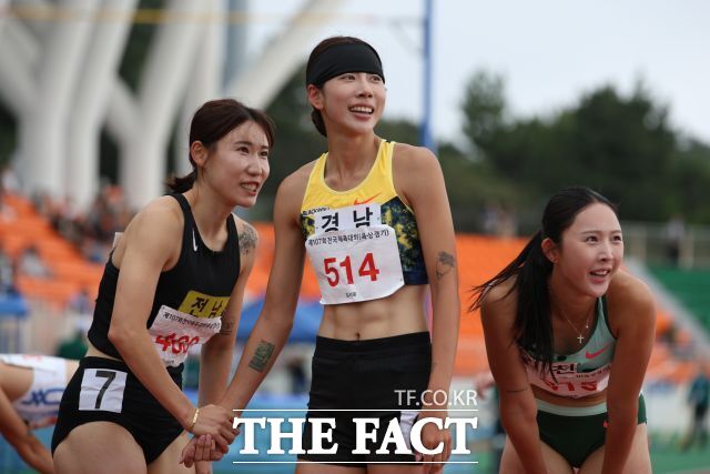 김서윤(가운데)이 18일 열린 제107회 전국체육대회 여자 400m 결승을 마친 뒤 레이스를 펼친 이아영(왼쪽) 전유림 등 경쟁자들과 함께 전광판 순위집계를 기다리고 있다./제주=대한육상연맹