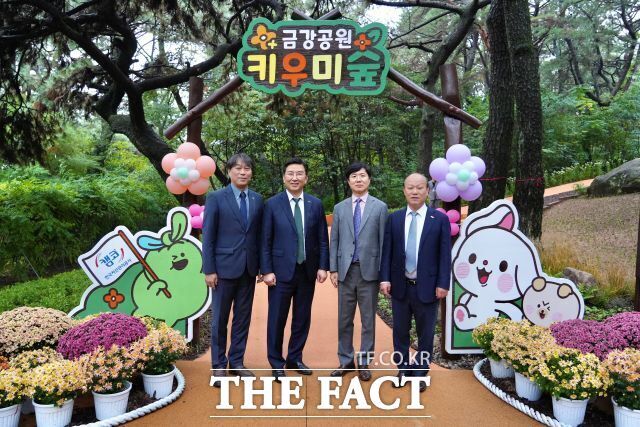 오른쪽부터 임재선 부산시설공단 이사장 직무대행, 김창덕 부산시 푸른도시국장, 박성현 한국자산관리공사 감사, 조유진 초록우산 부산지역본부장이 20일 키우미숲에서 기념사진을 찍고 있다. /부산시설공단