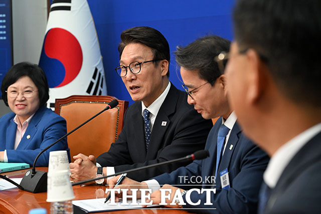 김민석 더불어민주당 대표(가운데)를 비롯한 참석자들이 21일 오후 서울 여의도 국회에서 열린 교육연수원 발대식 및 제1차 회의에 참석해 기념 촬영을 하고 있다. /국회=서예원 기자
