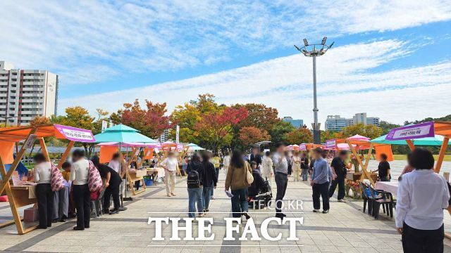 20일 광명시민체육관 대리석광장에서 '2026년 광명새일 일자리와 만나는 디딤마켓'을 진행하고 있다. /광명시