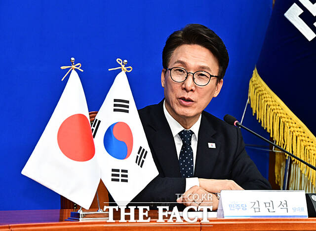 김민석 더불어민주당 대표가 이재명 대통령의 구조적 다수 발언과 관련해 구조적 다수는 연속집권과 정권 재창출에 있어 필수 과제 아니겠느냐고 밝혔다. 사진은 15일 오전 서울 여의도 국회에서 미즈시마 고이치 주한일본대사를 접견하며 인사말을 하고 있는 김 대표. /국회=배정한 기자