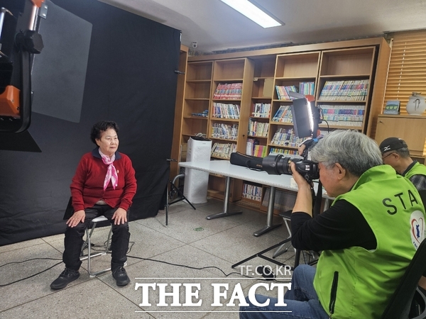대전시 서구 괴정동 자원봉사회가 21일 동 행정복지센터에서 관내 취약계층 어르신 20명을 대상으로 건강과 장수를 기원하는 ‘괴정골 어르신 장수사진’ 촬영 행사를 진행하고 있다. /대전 서구