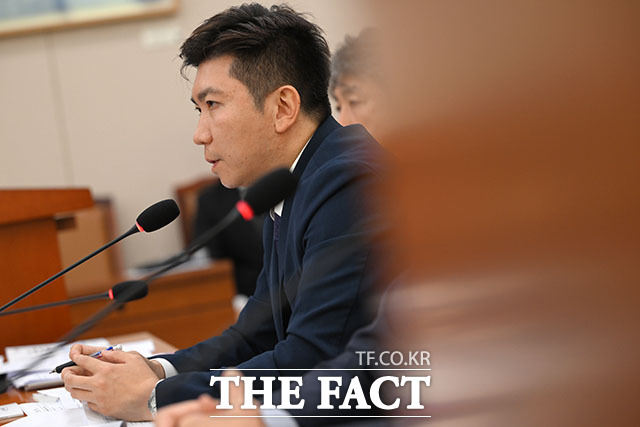 유승민 대한체육회장이 '한복의 날'을 맞아 한복을 입은 이재정 위원장과 인사하고 있다.