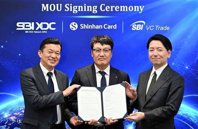 (왼쪽부터) 요시다 타다시 SBI XDC Network APAC 최고운영책임자(COO), 박창훈 신한카드 사장, 콘도 토모히코 SBI VC Trade 대표가 업무협약을 체결하고 기념사진을 촬영하고 있다. /신한카드