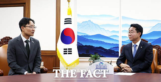 임광현 신임 대통령 비서실장 만나 대화 나누는 조정식 국회의장(오른쪽).