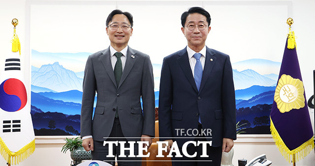 임광현 신임 대통령 비서실장 만나 대화 나누는 조정식 국회의장(오른쪽).