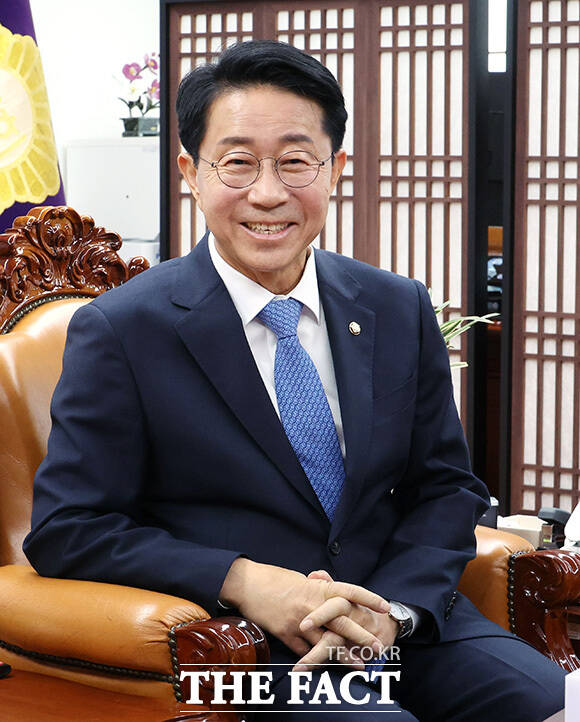 임광현 신임 대통령 비서실장 만나 대화 나누는 조정식 국회의장(오른쪽).