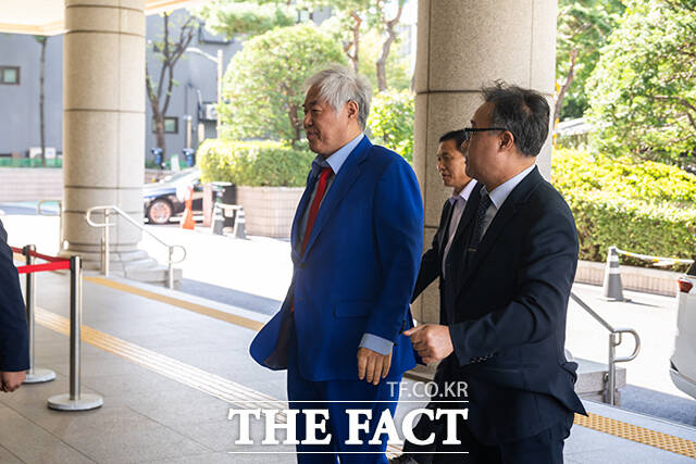 서부지법 폭동 사태 배후로 지목돼 특수건조물침입교사 및 특수공무집행방해교사 등 혐의로 재판을 받고 있는 전광훈 사랑제일교회 목사가 21일 오후 서울 마포구 서울서부지방법원에서 열린 공판에 출석하고 있다. /박헌우 기자
