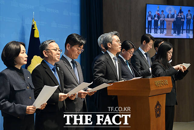 더불어민주당 초선의원 모임인 '더민초'는 공동행동에 나서며 당내 뚜렷한 존재감을 보이고 있다. 사진은 더민초 소속 의원들이 지난 3월 16일 국회 소통관에서 윤석열 정권 정치검찰 조작기소 진상규명을 위한 국정조사 추진관련 기자회견을 열고 발언을 하고 있는 모습. /남용희 기자