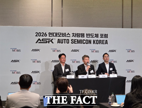 현대모비스는 21일 경기 성남시에 위치한 더블트리 바이 힐튼 서울 판교 호텔에서 제2회 현대모비스 차량용 반도체 포럼 'Auto Semicon Korea(ASK)'을 개최하고, 기자들과 질의응답 하는 시간을 가졌다. 이규석 현대모비스 사장이 발언하는 모습 / 박성호 기자