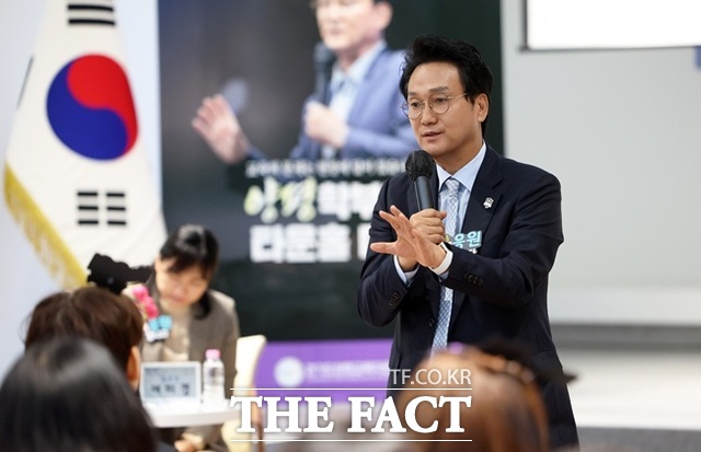 안민석 경기도교육감이 20일 '찾아가는 교육감실' 타운홀미팅에서 학부모들과 지역 교육 현안을 논의하고 있다. /경기도교육청