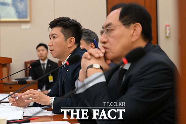 유승민 대한체육회장이 '한복의 날'을 맞아 한복을 입은 이재정 위원장과 인사하고 있다.