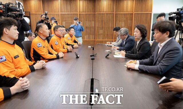 소방 노조와 면담하는 추미애 경기도지사. /경기도
