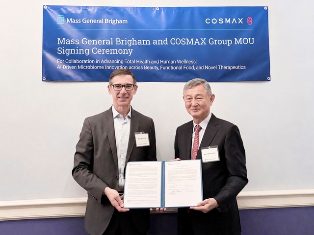 지난 13일(현지시각) 미국 보스턴 매사추세츠 종합병원에서 열린 코스맥스-MGB 공동연구 협약식에서 이경수 코스맥스그룹 회장(오른쪽)과 마이크 맥날리 MGB 최고개발책임자가 기념촬영을 하고 있다. /코스맥스
