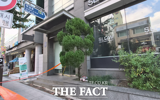 21일 서울 강남구 역삼동 화재 피해 건물 앞에 통제선이 설치되어 있다. /서울 역삼동=오승혁 기자