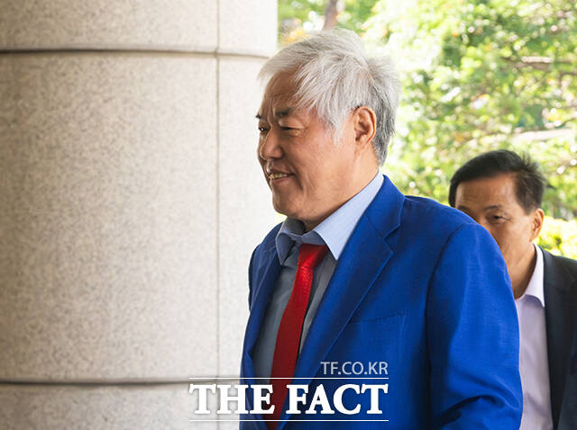 서부지법 폭동 사태 배후로 지목돼 특수건조물침입교사 및 특수공무집행방해교사 등 혐의로 재판을 받고 있는 전광훈 사랑제일교회 목사가 21일 오후 서울 마포구 서울서부지방법원에서 열린 공판에 출석하고 있다. /박헌우 기자