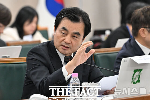 국회 교육위 안규백 더불어민주당 의원이 21일 오전 전남광주 북구 전남대학교 대학본부에서 열린 2026년도 국회 교육위원회 국립대학 국정감사에 참여해 질의하고 있다. /뉴시스