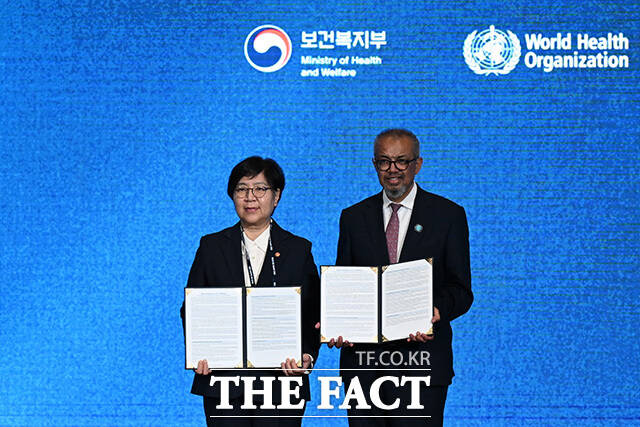 정은경 보건복지부 장관(왼쪽)과 테워드로스 아드하놈 거브러여수스 세계보건기구(WHO) 사무총장이 21일 오전 서울 강서구 코엑스마곡 르웨스트홀에서 열린 '2026 세계 바이오 서밋' 개회식에 참석해 AI 헬스케어 서울선언문'을 들고 기념사진을 찍고 있다. /송호영 기자