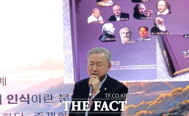 서석해 강동대학교 총장이 전남광주시 순천고를 찾아 학생들에게 고전을 통해 사고의 폭을 넓히고 미래를 설계하는 방법을 전했다. /독자 제공