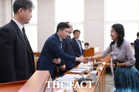  악수하는 이재정 문체위원장-유승민 대한체육회장 [포토]
