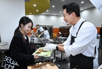  앞치마 두른 오세훈…국감 준비 직원에 '가지튀김' 배식