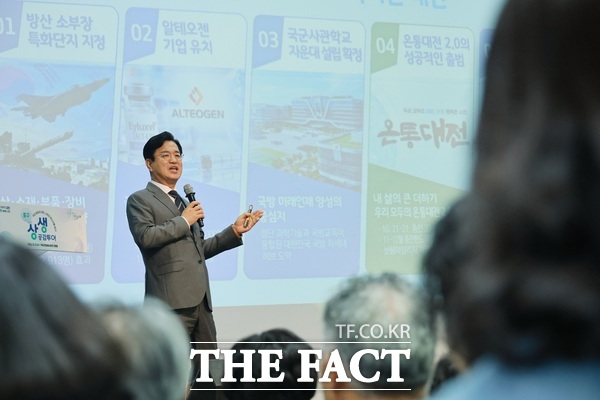 허태정 대전시장이 자치구 상생공감투어 두 번째 일정으로 지난 21일 중구를 방문해 현안 사업에 대해 주민들에게 설명하고 있다. /대전시