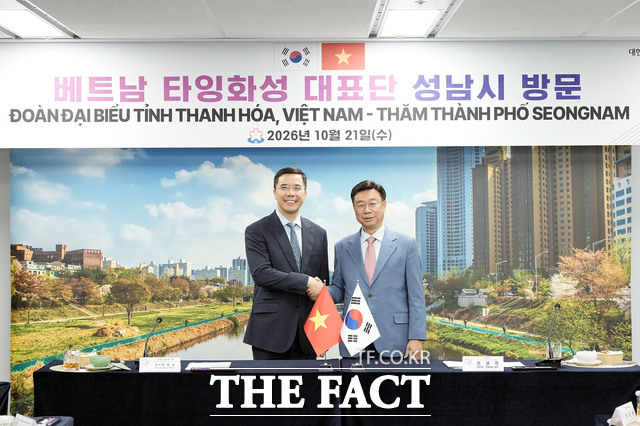 응우옌 홍 퐁 베트남 타잉화성 인민의회 의장(왼쪽)과 신상진 성남시장이 21일 성남시청에서 열린 간담회에서 악수하고 있다. /성남시