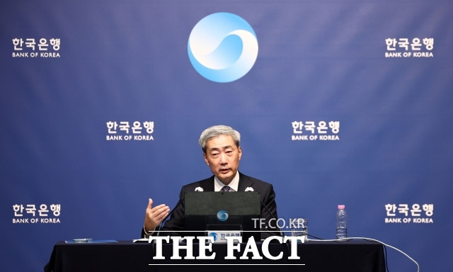 한국은행이 중앙은행 디지털화폐(CBDC) 상용화를 추진하면서 2030년까지 연간 국고금의 4분의 1을 예금토큰으로 집행하는 방안을 마련했다. 결제 단계에서 사용 목적과 거래 가능 여부를 사전에 통제하는 기능도 포함돼 금융거래 통제권 확대에 대한 우려가 제기된다. /사진공동취재단