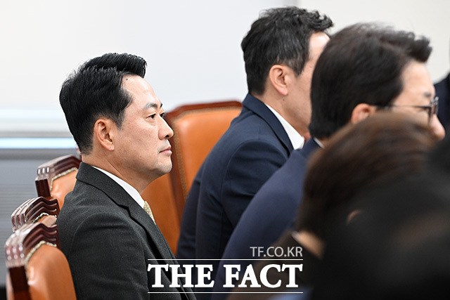 최고위원회의에서 발언하는 장 대표.