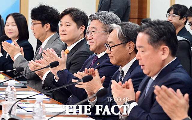 윤호중 행정안전부 장관(앞줄 왼쪽 세 번째)이 22일 오전 서울 종로구 정부서울청사에서 열린 지방세환급금 관련 관계기관 업무협약식에 참석해 협약기관 참석자들과 기념촬영을 하고 있다. /임영무 기자