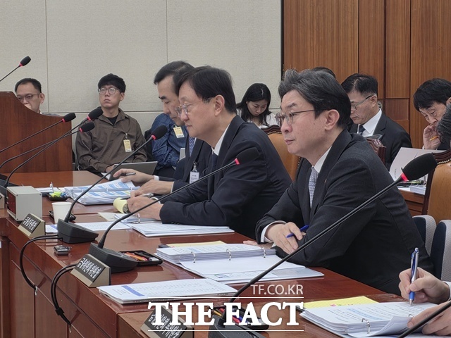 22일 오전 국회 정무위원회 금융 부문 종합국정감사에서 이억원 금융위원장(오른쪽)과 이찬진 금감원장(왼쪽)이 질의에 답하고 있다. /국회=이선영 기자
