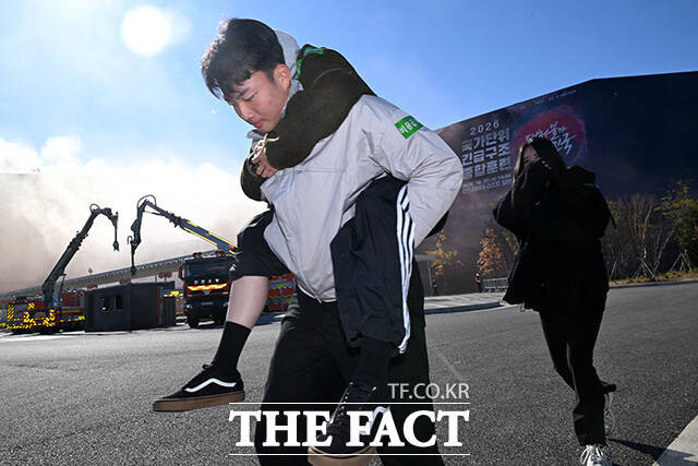재난 상황에 대피하는 시민들.