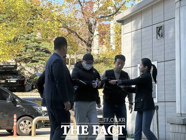 서울 강남구 역삼동의 특허법인 건물 두 곳에 잇따라 불을 지른 70대 남성이 22일 오후 서울중앙지법에 출석하고 있다. /정예은 기자