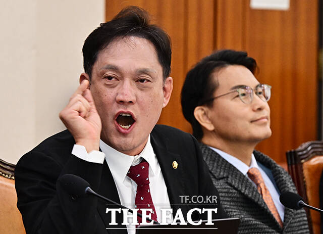 김태규 국민의힘 의원(왼쪽)이 22일 오전 서울 여의도 국회 법제사법위원회에서 열린 공소청에 대한 국정감사에 참석해 서영교 법사위원장에게 큰 목소리로 항의하고 있다. /국회=배정한 기자